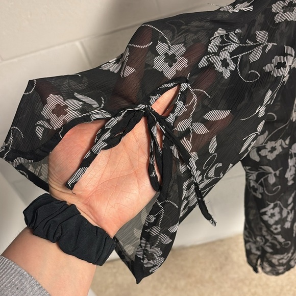 Black and White Sheer Floral Blouse - Picture 5 of 5